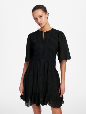 The diagonal placement on this dress is so good.