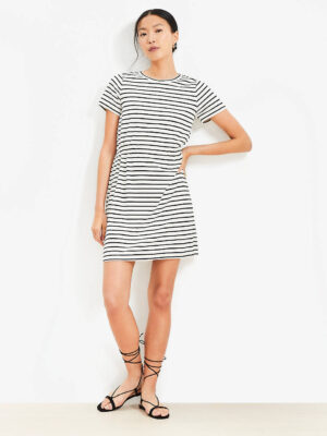 The elastic gives a t-shirt dress shape while still being as comfortable as you’d ever dream of: