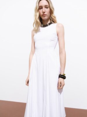 Such good lines on this dress, near the hip (hard to see in this pic). Comes in a fantatsic turquoise as well.