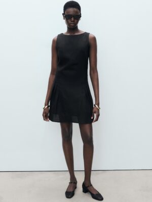 A solid staple — minimal effort, max outfit potential.