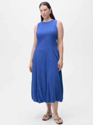 It’s the “throw it on and still look cute” kind of dress. Soft, swishy, and ready for compliments.