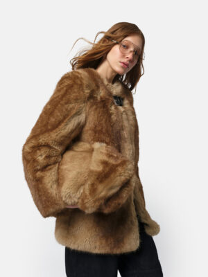 Instantly adds luxe warmth and vintage glamour to your winter looks.