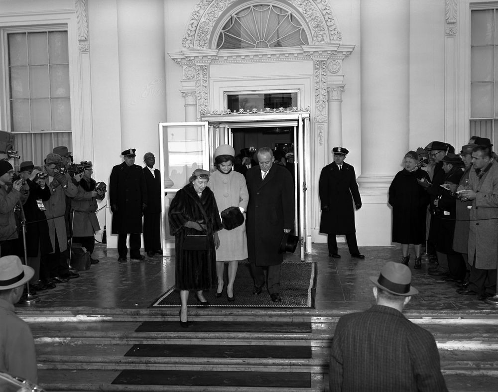 How to style a pillbox hat without looking costumey fedoras feel comfortable and safe to wear but pillbox hats are having a moment If you wanted to try something fresh now is the time They can go costumey fast if the rest of the outfit tries too hard The goal is polish not trying out pillbox hats are having a moment but they can go costumey fast if the rest of the outfit tries too hard