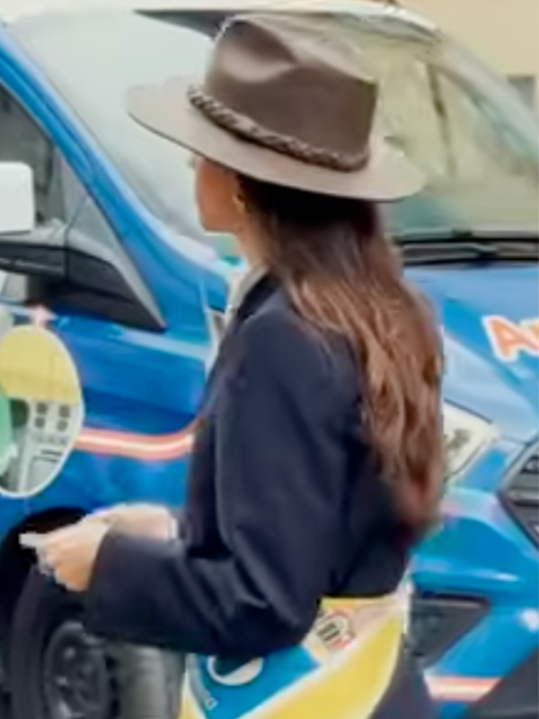 Spring is crazy and to be honest i identify with her Morning frost becomes afternoon heat and every outfit you plan at 7 a M Betrays you by noon Spring outfits require layers as cliche as it sounds Silk scarves solve this spring outfit problem not as winter leftovers but as lightweight spring outfit tools that