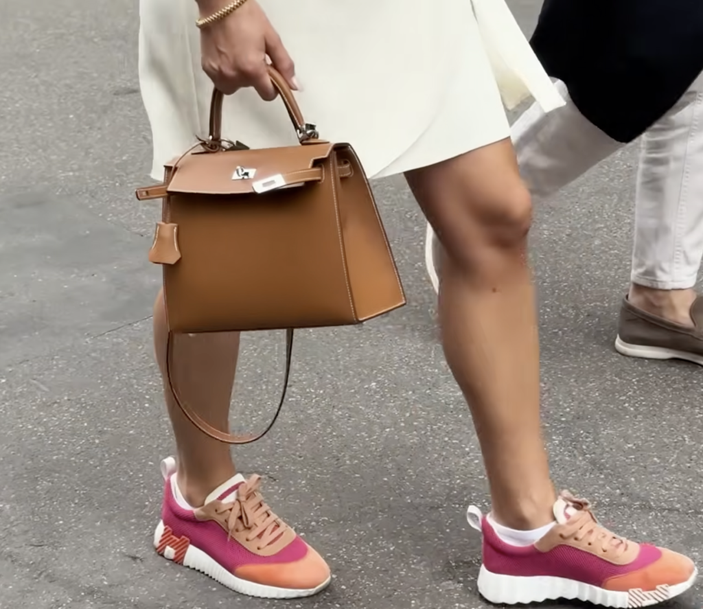 9 examples 3 rules 0 guessing summer outfits are where polish gets tricky You want ease you want clean lines you want outfits to look expensive instead of a flimsy falling apart cotton and you also want to breathe The issue is not your taste Its the math Lighter fabrics less layering and one wrong